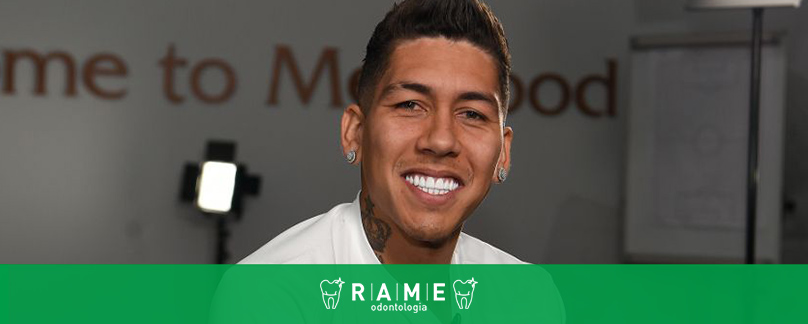 As lentes de contato dental e o sorriso de Roberto Firmino da Seleção Brasileira. Entenda as técnicas que mudaram a expressão do atacante da Seleção Brasileira da Copa da Russia 2018.