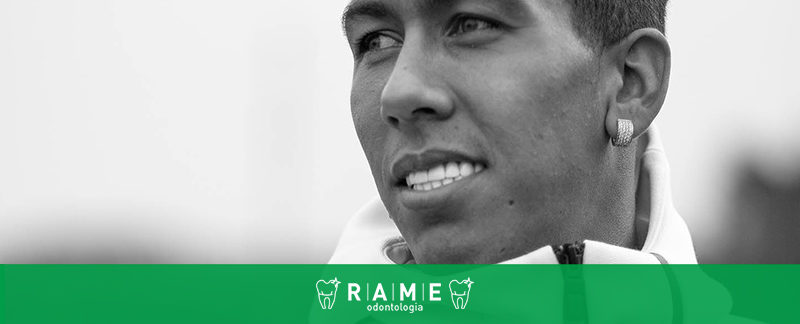 As lentes de contato dental e o sorriso de Roberto Firmino da Seleção Brasileira. Entenda as técnicas que mudaram a expressão do atacante da Seleção Brasileira da Copa da Russia 2018.